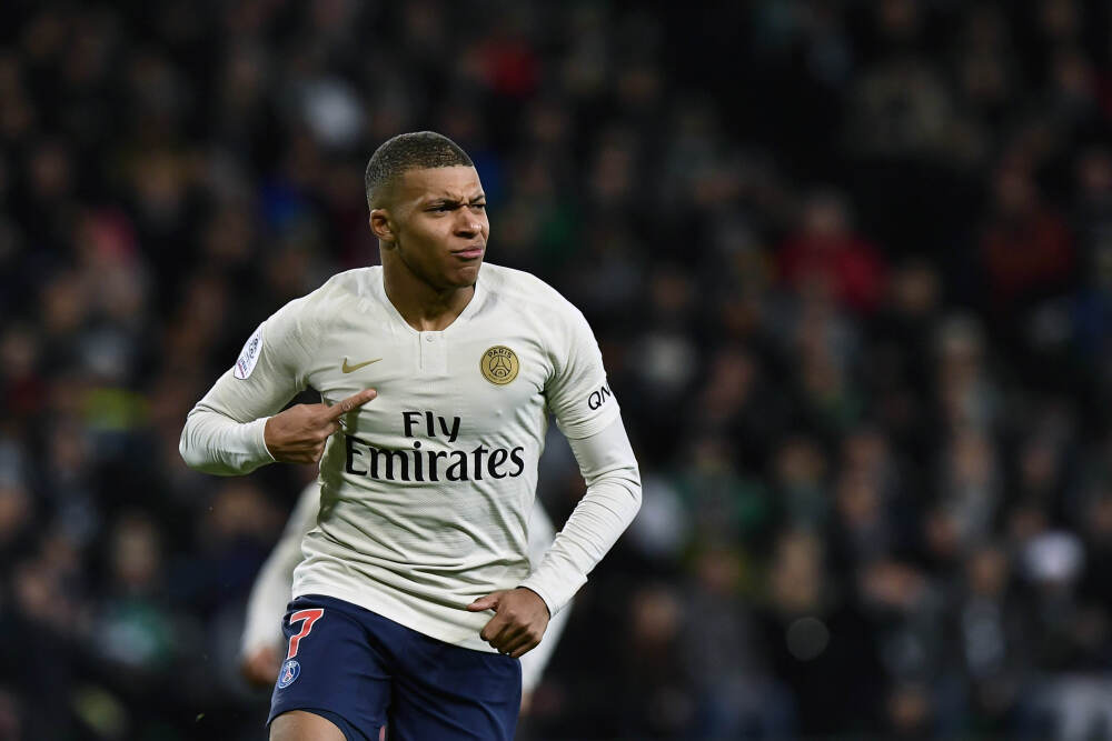 旅日大熊猫“晓晓”和“蕾蕾”平安接返回国